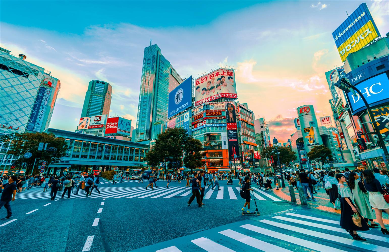 日本东京涩谷十字路口街景